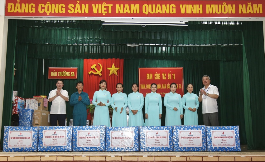 Tập đoàn Dầu khí Việt Nam thăm, động viên cán bộ chiến sĩ, người dân tại huyện đảo Trường Sa và Nhà giàn DK1/9 – Ba Kè